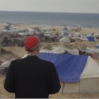 El cardenal Pizzaballa contempla, en la Navidad de 2025, las tiendas improvisadas donde se apiñan miles de gazatíes por la guerra