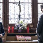 Ainara con el cura joven de su colegio que es su director espiritual; tensión sexual, cero, sincera búsqueda del bien...