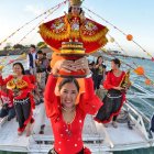 El Santo Niño de Cebú cuenta con una procesión fluvial anual en el estrecho de Mactán, con barcos, cánticos y réplicas de la imagen