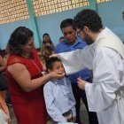 Bautizos en un pueblecito del Vicariato de Requena, en el Amazonas peruano; los curas sólo de vez en cuando llegan a sitios remotos