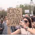 Chavala católica sonriente con sencillo mensaje en la Fiesta de la Resurrección en Madrid logra colarse en el anticlerical diario El País