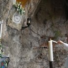 El Papa León XIV enciende una vela a la Virgen de Lourdes en su gruta de los Jardines Vaticanos