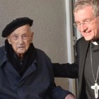 El anciano padre Bruno Kant, a los 110 años, con el obispo de Fulda, Michael Gerber