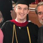 O autor deste artigo, David Hahn, com seus pais quando recebeu seu diploma em teologia.