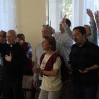 Javier Ramírez, sacerdote consiliario de la RCCE, en un retiro de 2025 con miembros antiguos y nuevos del Ministerio de Alabanza