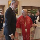 Éste es el momento del tradicional intercambio de regalos entre el Papa y sus invitados.
