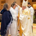 El obispo Avendaño en el Cerro de los Ángeles con una catecúmena en la Vigilia Pascual de 2026
