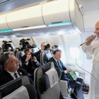 León XIV saluda a los periodistas en su vuelo hacia Argel, que inicia su periplo por 4 países africanos