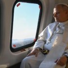 El Papa León XIV en el avión a Mónaco, en 2026; en verano volará a Madrid, Cataluña y Canarias