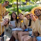 Alegres catequistas jóvenes de adolescentes de LifeTeen, en el campamento de verano de 2025