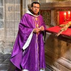 El franciscano Fray Felipe, con la reliquia del Lignum Crucis del monasterio de Santo Toribio de Liébana.