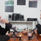 Jesús Silva, en su casa, con carteles de El Señor de los Anillos, con FJ Bronchalo, hablan de ayudar a superar la pornografía
