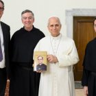 El papa León con el padre Joseph Farrell y Lorenzo Fazzini (a la izquierda) y el padre Rocco Ronzani (a la derecha)