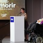 Loli Garrido y su hija Mari Mar en el acto de NEOS reclamando cuidados y apoyos, no eutanasia, tras el terrible caso de Noelia Castillo