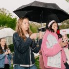 Isabella Orlando, a la derecha, dirigiendo las oraciones en el primer evento de Holy Girl Walk.