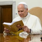 León XIV lee un libro publicado en el Vaticano que recoge sus mejores discursos como prior general de los agustinos.