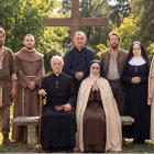 Diez santos españoles para la visita de León XIV: San Isidro y su esposa María, Pascual Baylon, Anchieta sentado, el obispo González, Santa Teresa, Betancur, Santa Soledad, Santa Eulalia, Gaudí