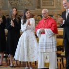 El Rey, la Reina, la Princesa Leonor y la Infanta Sofía con el Papa León XIV en la Sala de las Columnas del Palacio Real en Madrid