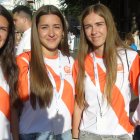 Cuatro jóvenes voluntarias de la Obra de la Iglesia, llegadas de distintas ciudades para el servicio de orden, revisando QRs... saben de música católica