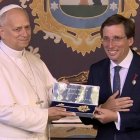 El alcalde Almeida entrega la llave de oro de Madrid al Papa león XIV