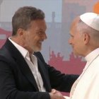 El actor Antonio Banderas saluda al Papa León XIV en el Movistar Arena