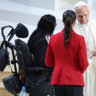 La reina del bádminton Carolina Marín, acompañada de Teresa Perales, campeona paralímpica de natación, regala su raqueta al Papa León, que juega tenis