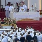 El Papa León XIV al inicio de la Santa Misa en el estadio Gran Canaria