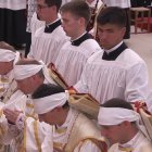 Los cuatro electos lefebvristas bajo los evangelios, parte del largo ritual, que en la forma tradicional es aún más largo