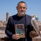 Jesús Sánchez Adalid, en Samarcanda, junto a uno de los halcones que simbolizan en la novela el viaje, el vínculo y la entrega.