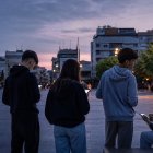 Adolescentes y jóvenes comparten hoy espacios físicos y digitales en los que la pertenencia, la imagen y la valoración de los demás se entrecruzan de manera constante.