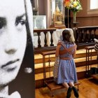 Feligresas de San Luis Rey de Francia, de Missouri, rezan ante las reliquias itinerantes de Bernadette en 2022