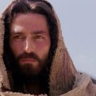 Fotograma de la Pasión de Cristo, donde se puede ver una representación de la túnica que se conserva en Francia.