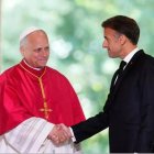 El Papa León XIV y el presidente de la República francesa Emmanuel Macron, en la bienvenida institucional del Pontífice al país.