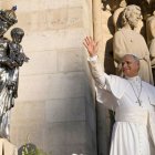 El Papa a la salida de la Catedral de Notre Dame, en París.