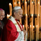 Además de reunirse con los enfermos y dedicarles unas palabras de aliento, el Papa participó por la noche en el rosario de antorchas.