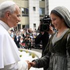 La cantante de 13 años Eva Molenmaker, que interpreta a Santa Bernadette en un musical, cantó para el Papa León en Lourdes