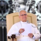 Como es tradición los miércoles, el papa se reunió con los peregrinos en la Plaza de San Pedro.