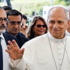 León XIV a la salida del hospital Gemelli de Roma