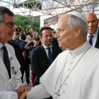 El Papa León XIV saluda a los médicos tras salir del Hospital Gemelli, en Roma