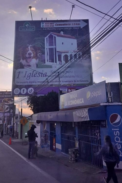 Una capilla se anuncia, en las carretera de Guatemala, como la primera iglesia para mascotas de América.