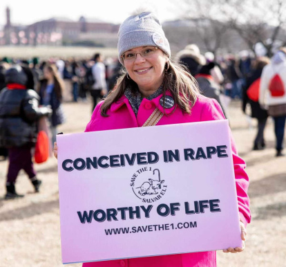 Ashley, en una manifestación provida: 'Concebida en violación. Digna de vivir', reza la pancarta de Save the One que lleva consigo.