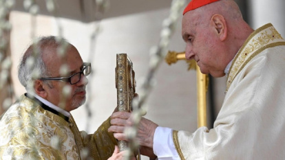 El cardenal Comastri en la Misa de Pascua y el evangelio en griego