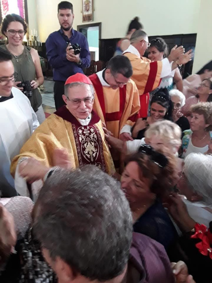 A la conclusión de una misa, el cardenal saluda a los asistentes.