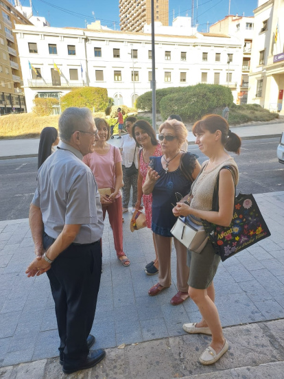 El cardenal García, en la calle con fieles.
