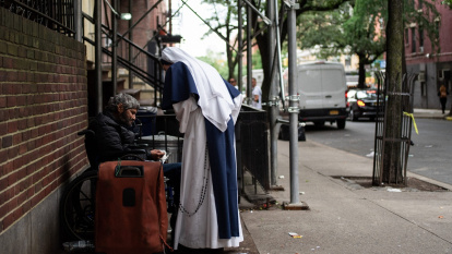 Una religiosa de Sister for life, en la calle, ayudando.
