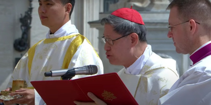 El cardenal Tagle entrega el Anillo del Pescador a León XIV en su rito de inicio de pontificado