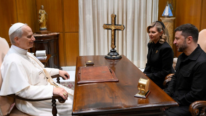 León XIV recibe en su despacho a Volodímir Zelensky y su esposa, Olena Zelenska; se ve una Virgen de Luján, azul, que colocó Francisco