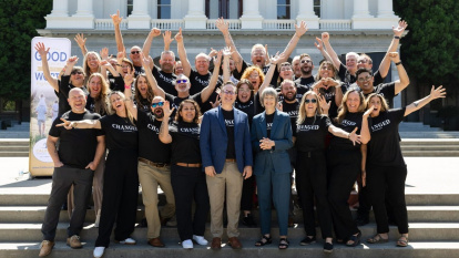 Miembros del Movimiento Changed en las escaleras del Capitolio de Sacramento, California, en junio de 2025, dan sus testimonios