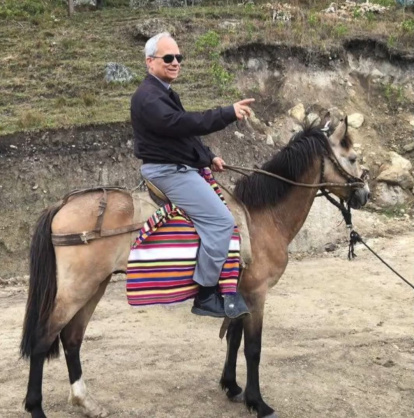 Una imagen ya célebre: el obispo Robert Prevost a caballo para llegar a los lugares de más difícil acceso en su diócesis de Chiclayo.