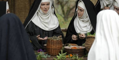 Santa Hildegarda explica sus remedios a sus discípulas en la película de 2009 Visión, que recoge su gran personalidad